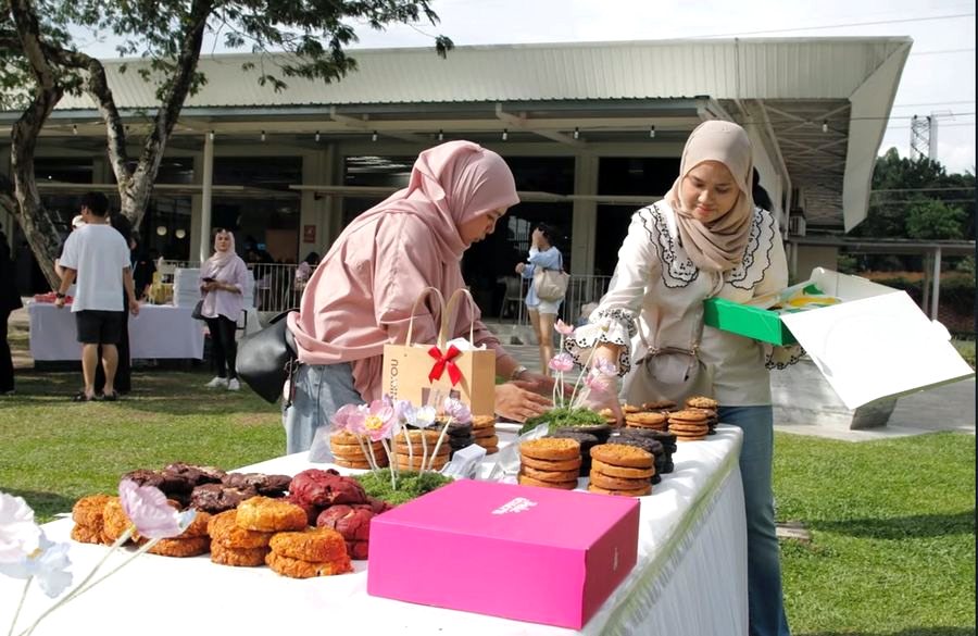 Cookie tables on the lawn at Cookie Picnic