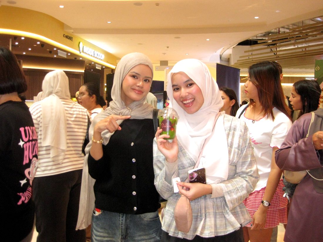 Two friends showing off their Dolci matcha drink